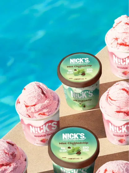 N!CK'S Mint Chokladchip and Strawbär Swirl pints by the pool